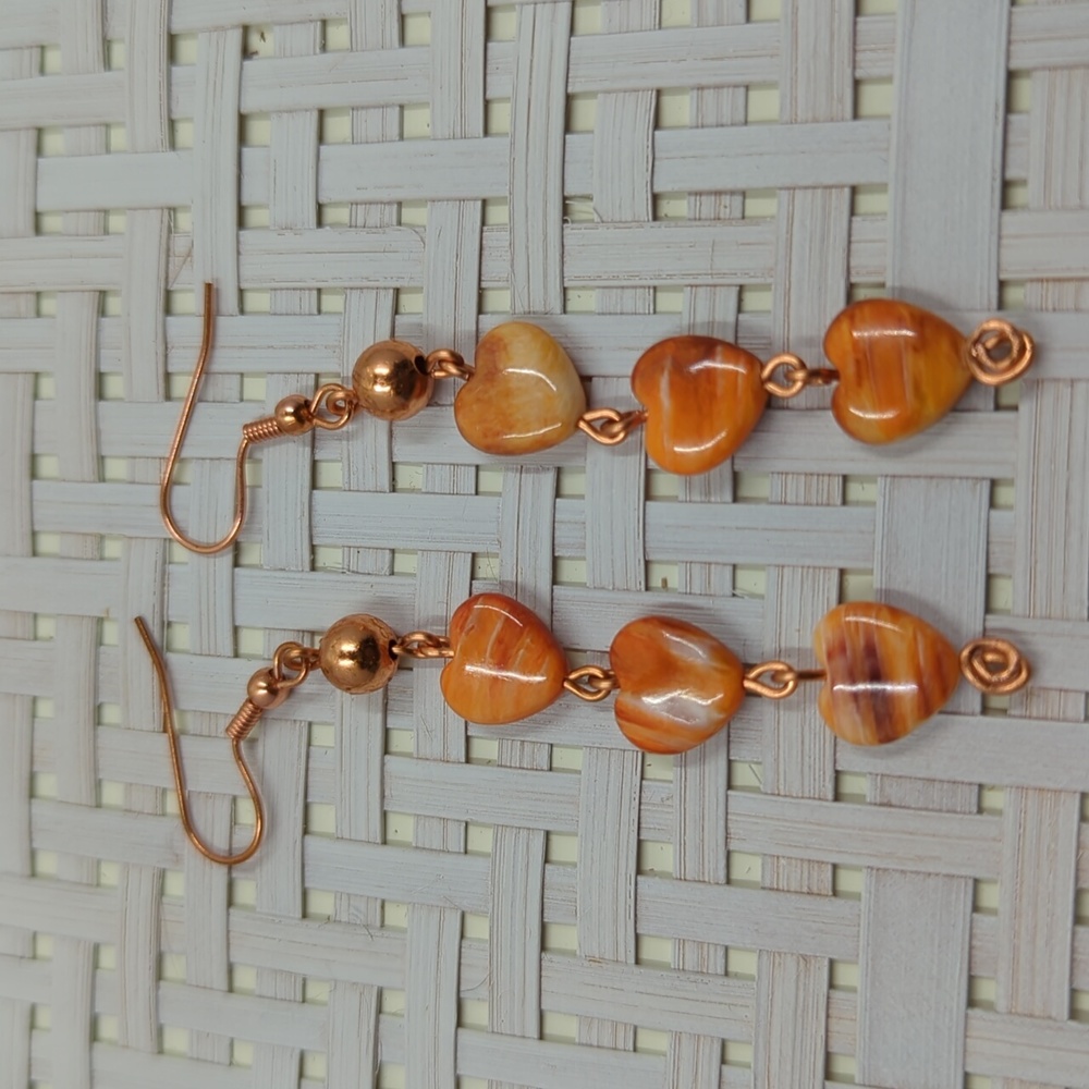 Handmade spiny oyster heart and copper dangle earrings - Picture 3 of 3